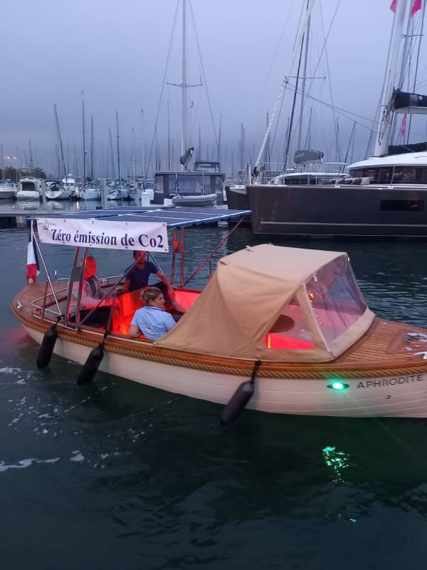 Bateau équipé d'un moteur électrique WaterWorld