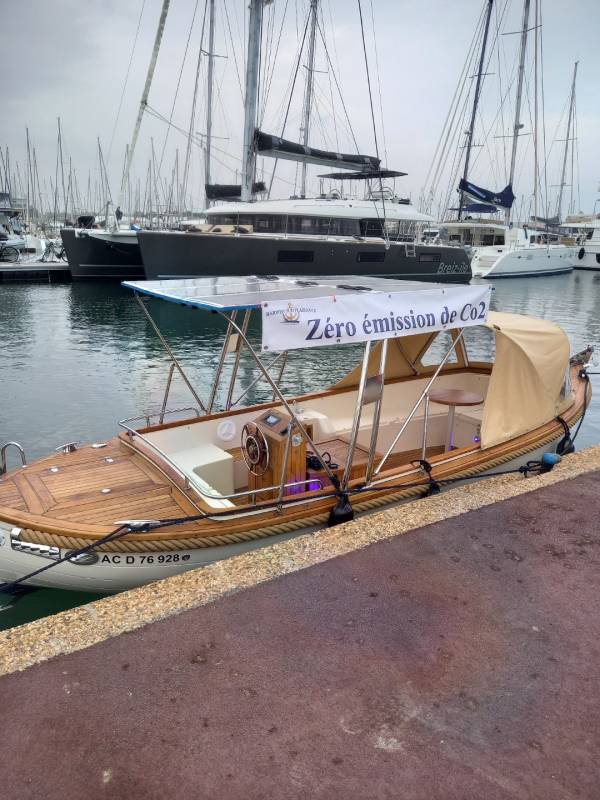 Bateau équipé d'un moteur électrique WaterWorld